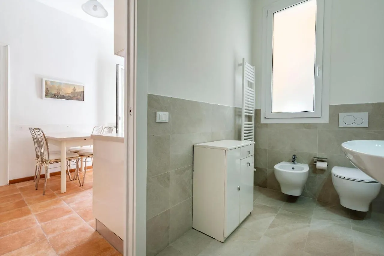 Queen House Venezia 0*,  Italia